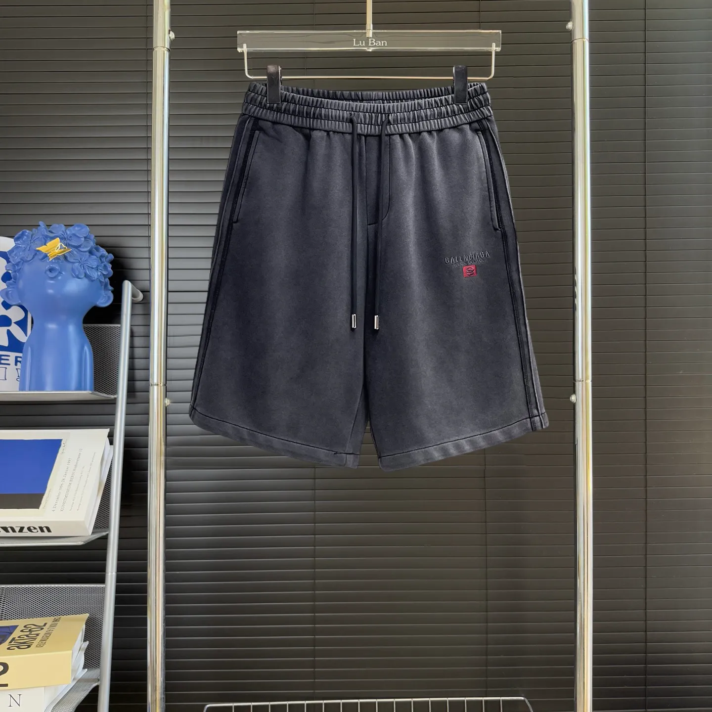 Balenciaga's three-standard complete 2026 summer New Arrival men's casual shorts, advanced custom-made Breathable fabric, Breathable fabric, extremely stretchy and comfortable, impeccable details, top-grade accessories, original logo design concept, delicate and soft feel! The upper body fit is awesome! Size: M-XXXL Please state your height and weight when ordering